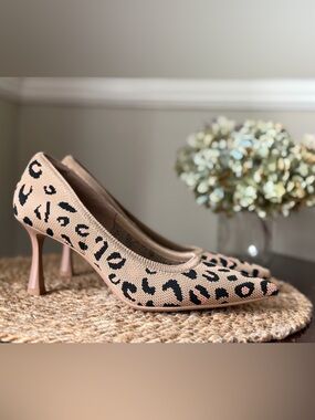 NWT and Box: EternalPace Minimalist Stiletto Heeled Pump